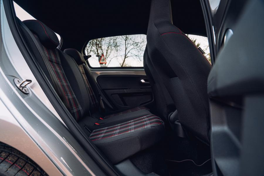Интерьер Volkswagen up! GTI 2020 года  (UK) (фото 9 из 40)